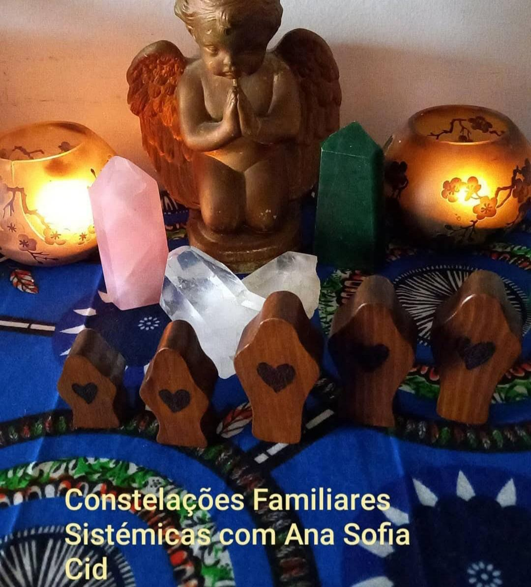 Altar com cristais, anjo e figuras em madeira para Constelações Familiares individuais