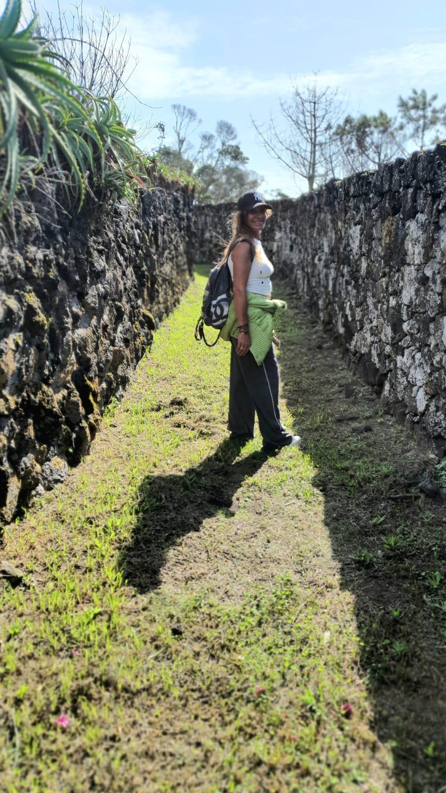 Caminho de pedra basáltica nos Açores durante retiro