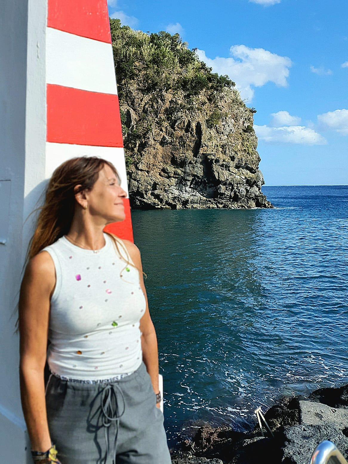 Ana Sofia Cid junto ao farol e ao mar, nos Açores