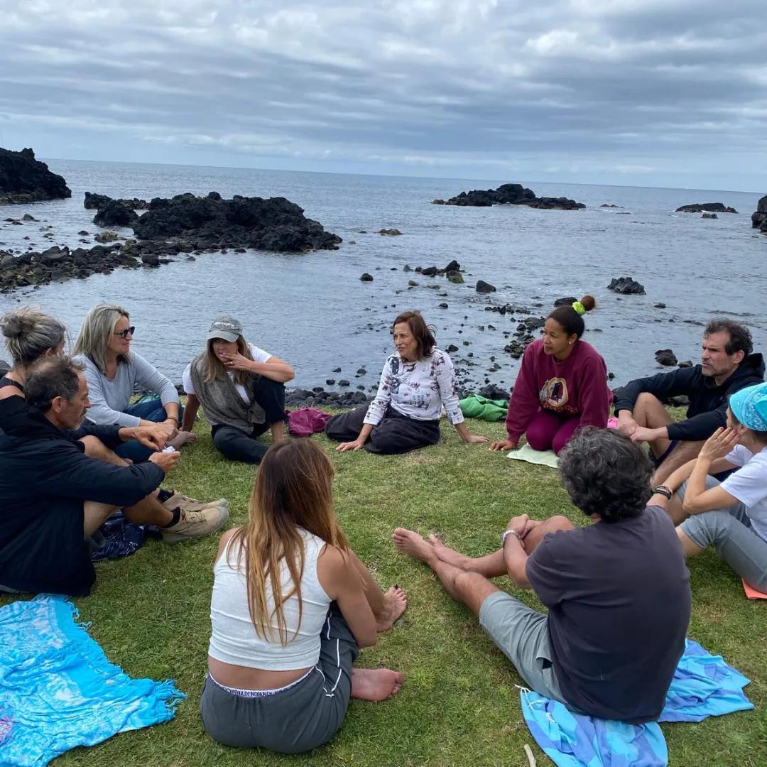 Constelação familiar em círculo junto ao mar nos Açores