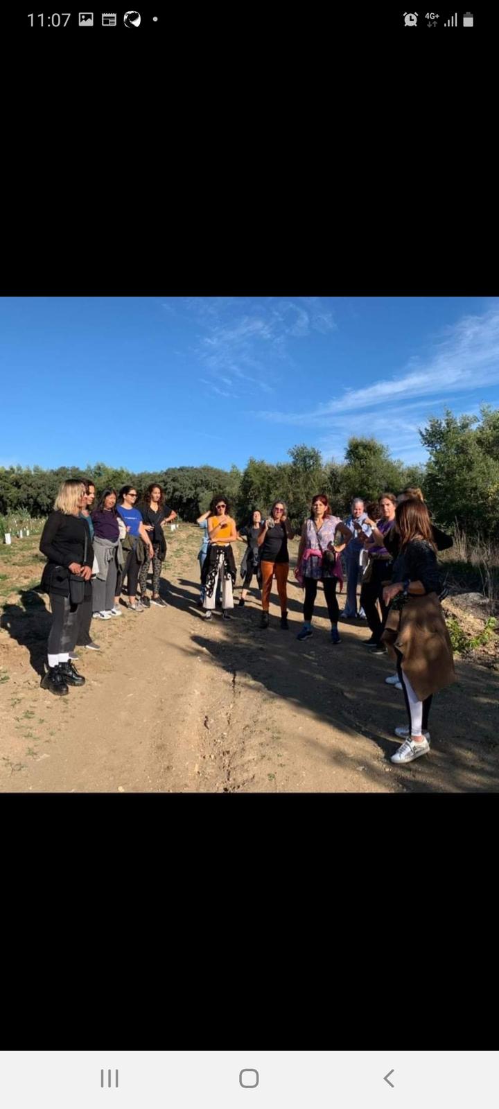 Ana Sofia Cid a facilitar grupo em retiro no campo