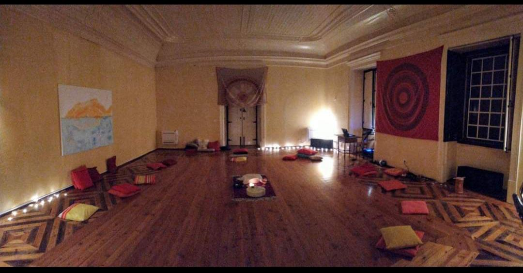 Sala preparada para sessão de Constelações Familiares no Restelo, com almofadas, velas e mandala